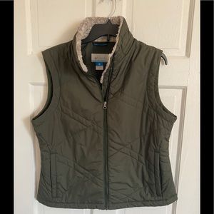 Columbia Women’s Olive quilted vest XL